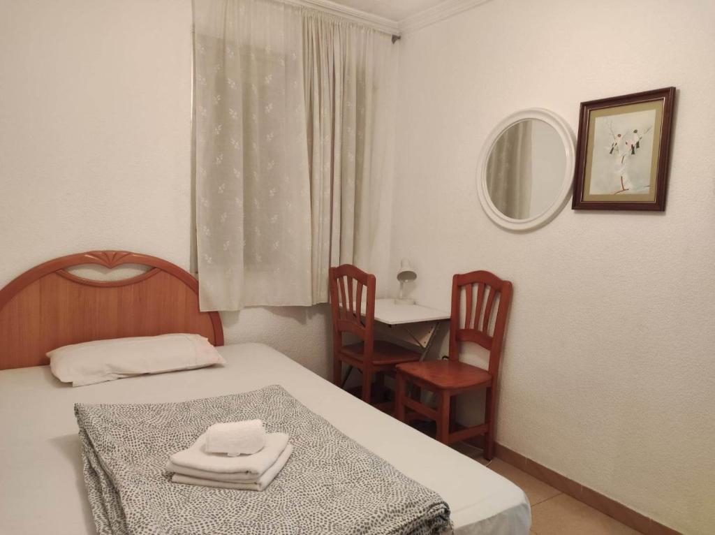 una camera con letto, tavolo e sedie di 30-3- Бюджетная КОМНАТА в квартире для 2 человека, Alicante ad Alicante