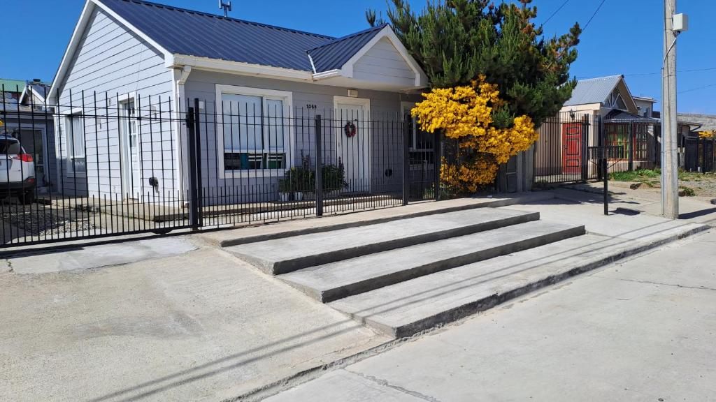 uma casa com escadas em frente a uma cerca em LA CASA DE LAS RETAMAS em Rio Grande