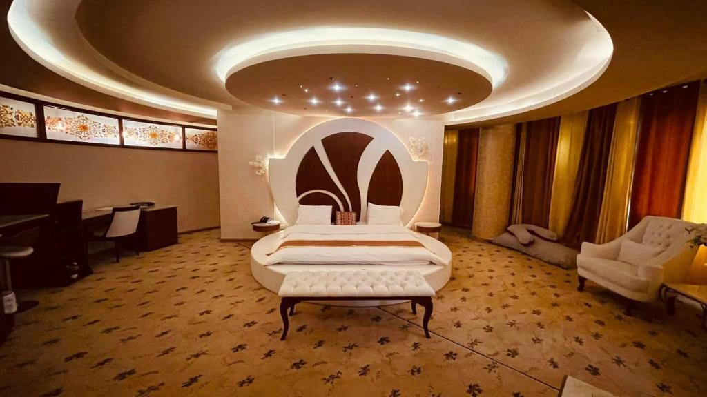 - une chambre avec un lit dans une pièce dotée d'un plafond dans l'établissement Saleem Afandi Hotel, à Naplouse
