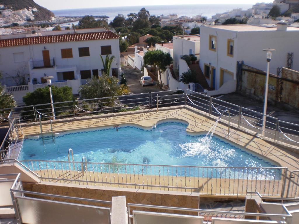 una gran piscina en medio de un edificio en Villas Montemar, en San José