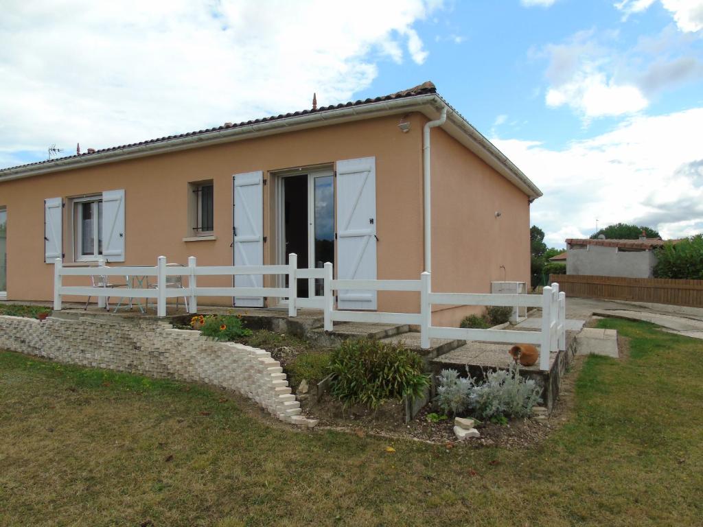 een huis met een wit hek ervoor bij les Eglantines in Casteljaloux