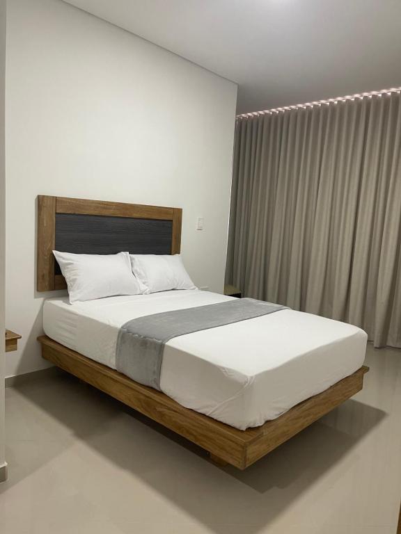 Postel nebo postele na pokoji v ubytování Hotel El Faro - Desayunos incluidos - Manga, Cartagena