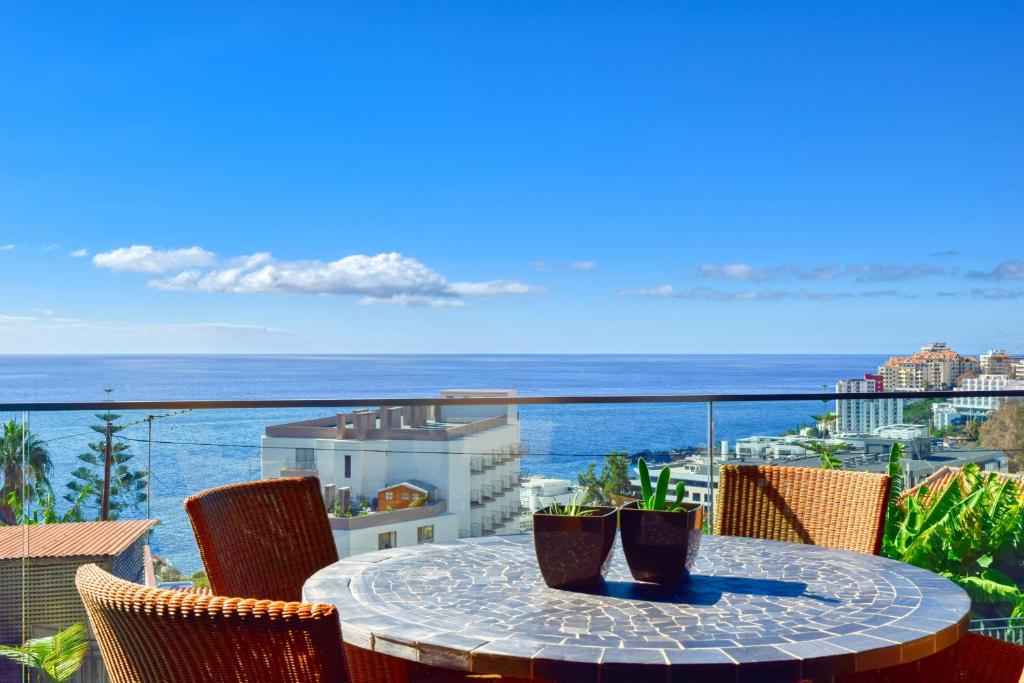 フンシャルにあるSeculo XXI-U, a Home in Madeiraの海の景色を望むバルコニー(テーブル付)