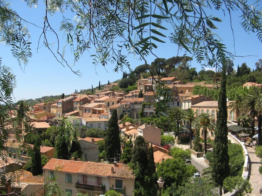 Výhľad na mesto Hyères alebo výhľad na mesto priamo z apartmánu
