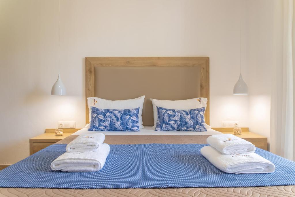 Postel nebo postele na pokoji v ubytování Argiri Apartments & Suites
