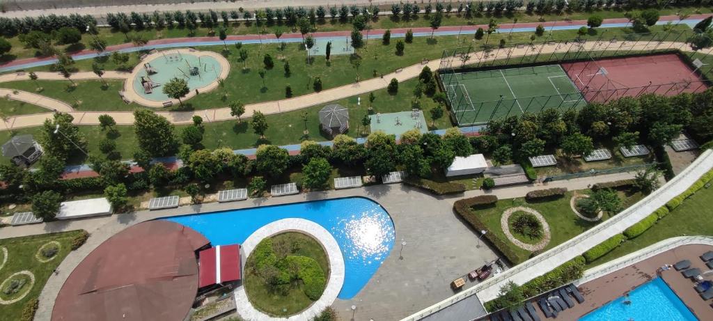 een uitzicht over een park met een zwembad bij studyo at high flat in Istanbul