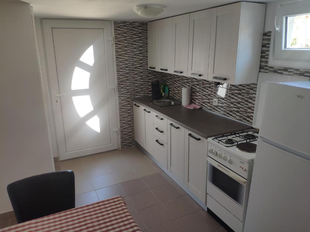 Köök või kööginurk majutusasutuses Apartments INBOX