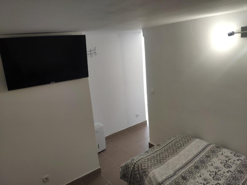 Televiisor ja/või meelelahutuskeskus majutusasutuses Apartments INBOX