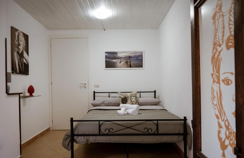 un dormitorio con una cama en una habitación en La Grua House, en Castelbuono