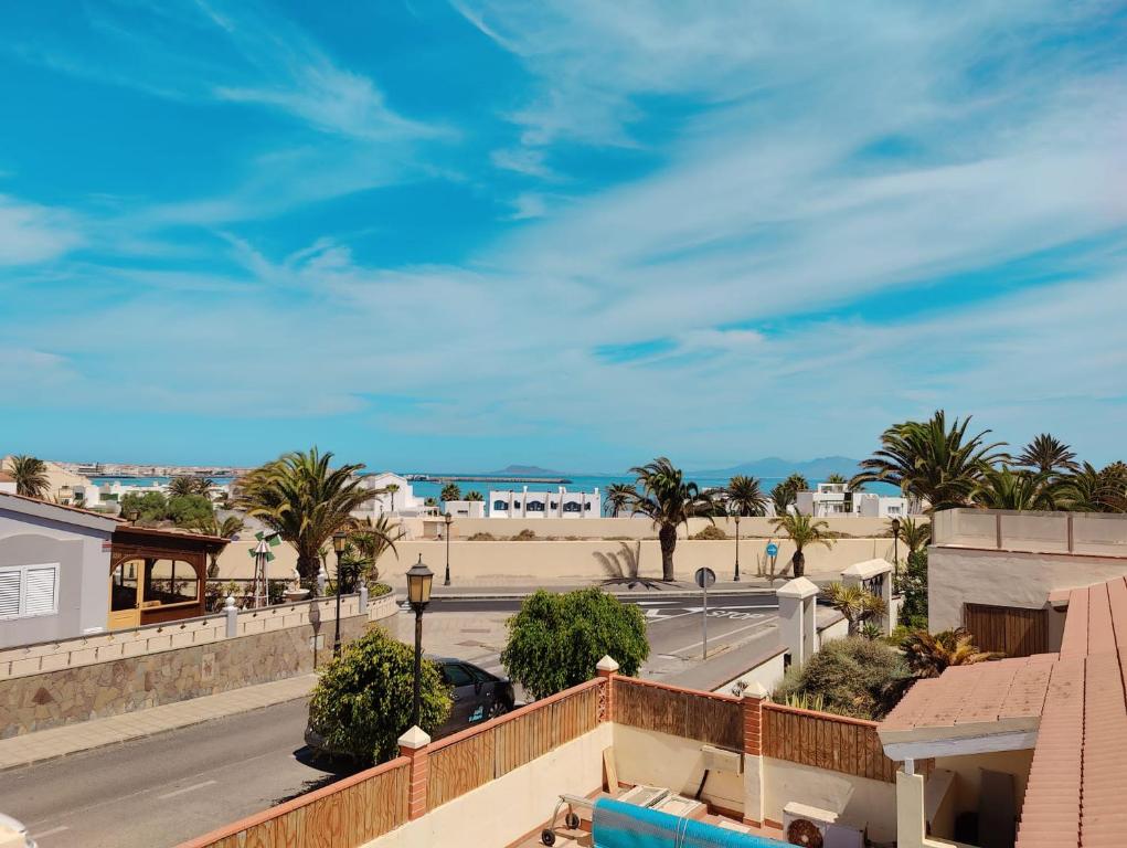 vistas a la playa desde el techo de un edificio en Private villa with heated pool & terrace see view, en Corralejo