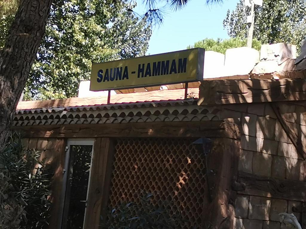 Budova, v ktorej sa kemping nachádza