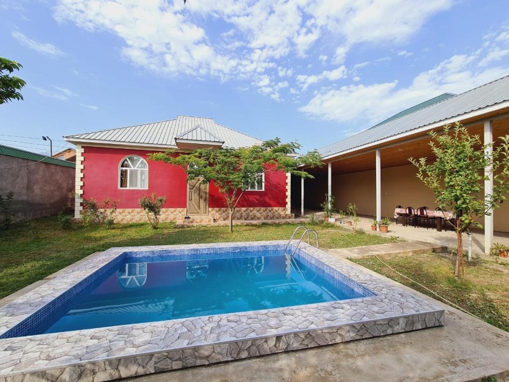 una piscina frente a una casa en Gabala red house en Gabala