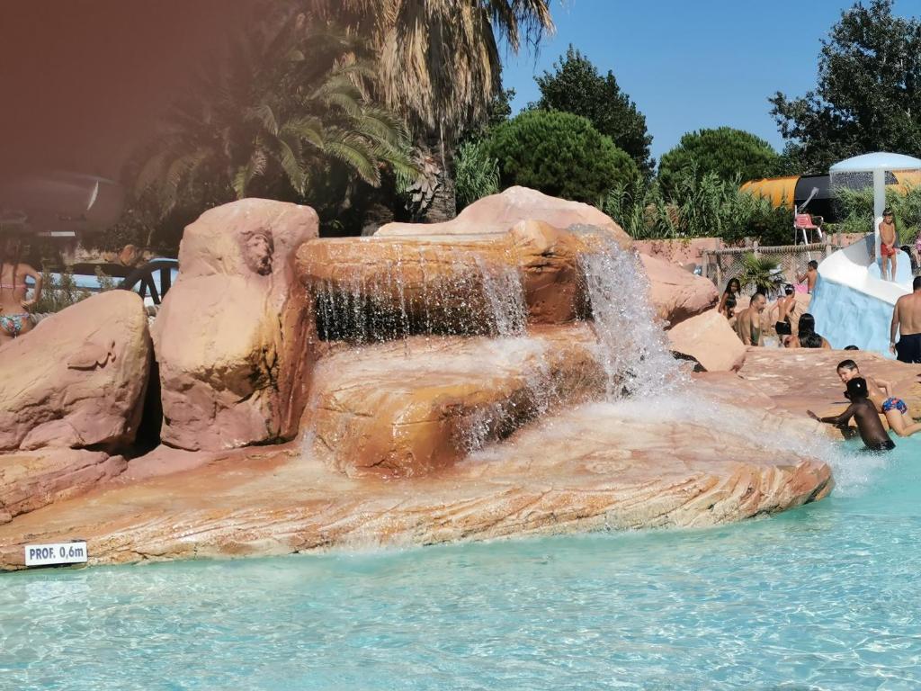 Bazén v ubytovaní Charmant mobilhome camping Les Sables d'Or 4 étoiles alebo v jeho blízkosti