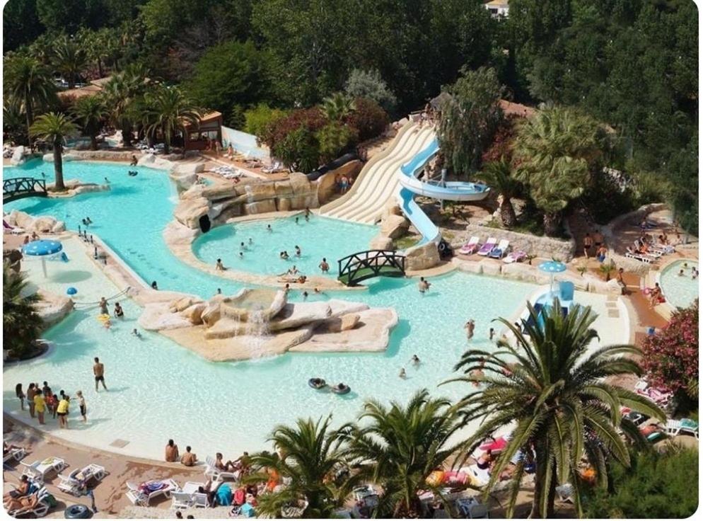 Bazén v ubytovaní Charmant mobilhome camping Les Sables d'Or 4 étoiles alebo v jeho blízkosti