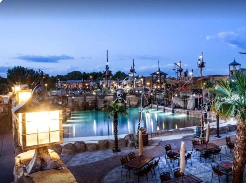 Bazén v ubytovaní Charmant mobilhome camping Les Sables d'Or 4 étoiles alebo v jeho blízkosti