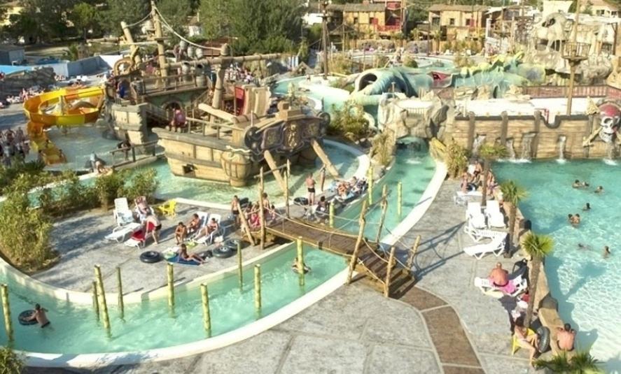 Bazén v ubytovaní Charmant mobilhome camping Les Sables d'Or 4 étoiles alebo v jeho blízkosti