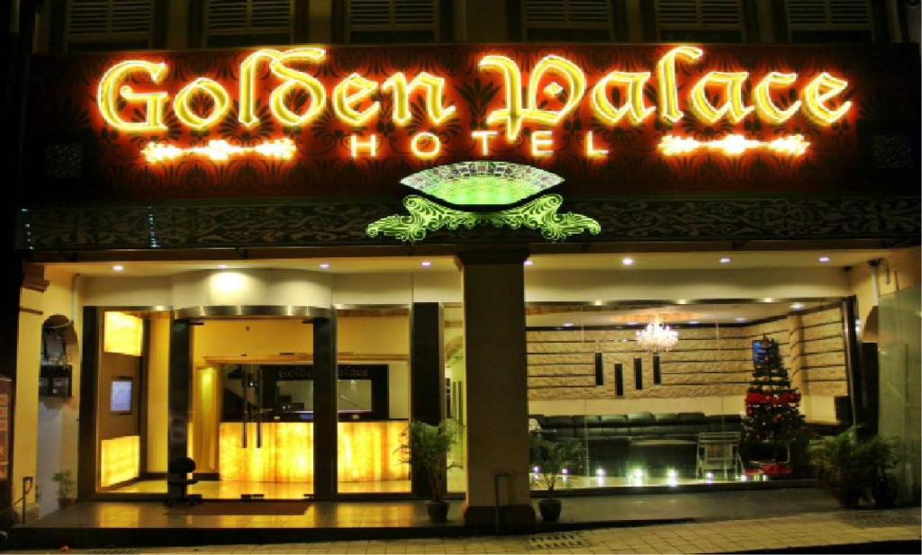 um hotel palácio dourado com um letreiro de néon em GOLDEN PALACE em Kuala Lumpur