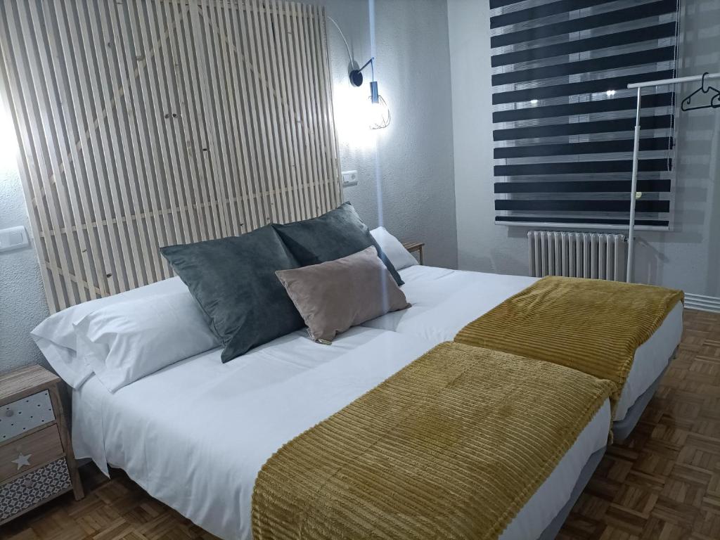 Una cama o camas en una habitación de Luxury Family Homes M