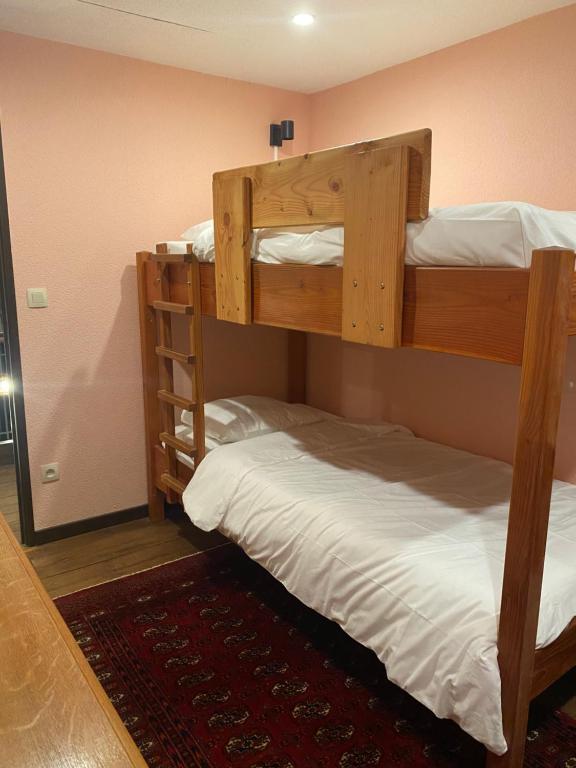 Postel nebo postele na pokoji v ubytování Au détour du vieux hêtre