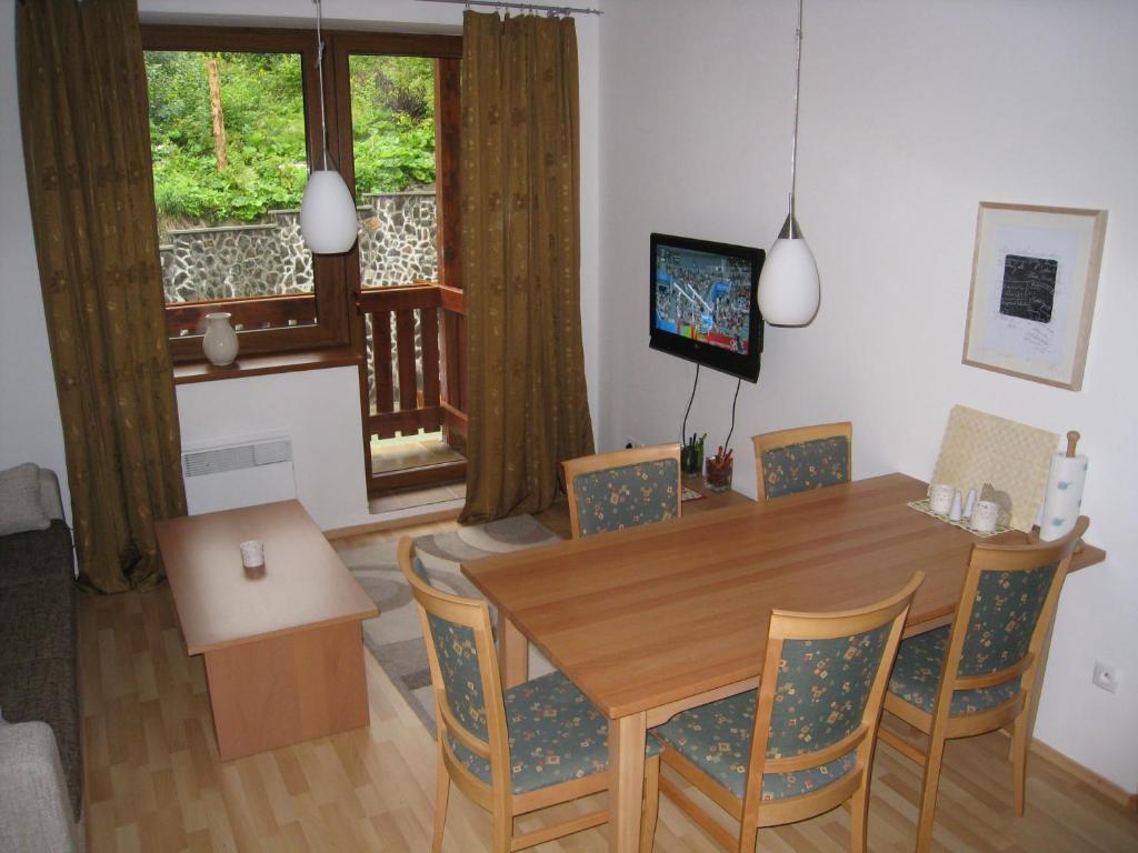 Televízia a/alebo spoločenská miestnosť v ubytovaní Zaži Apartmány Fatrapark Hrabovo