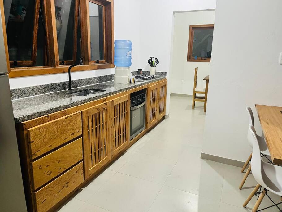 Kuchyň nebo kuchyňský kout v ubytování Casa com quintal