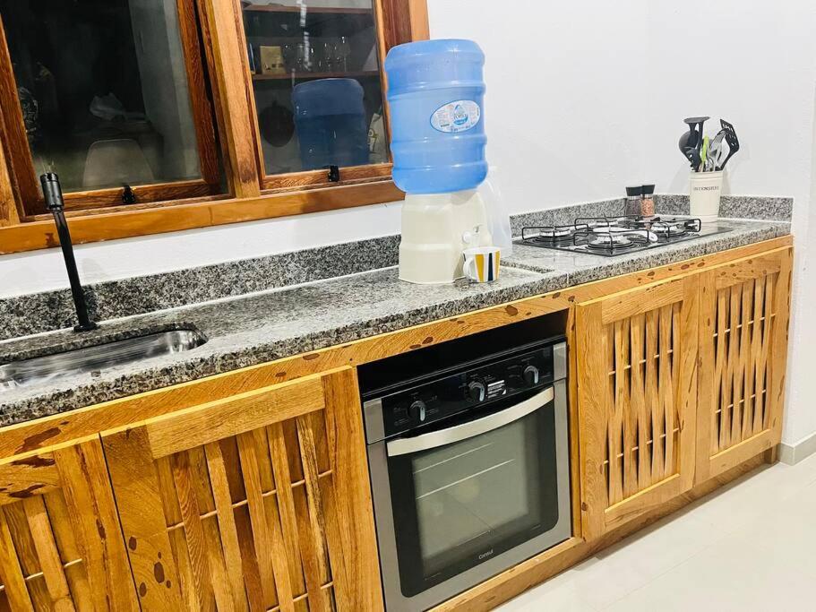 Kuchyň nebo kuchyňský kout v ubytování Casa com quintal