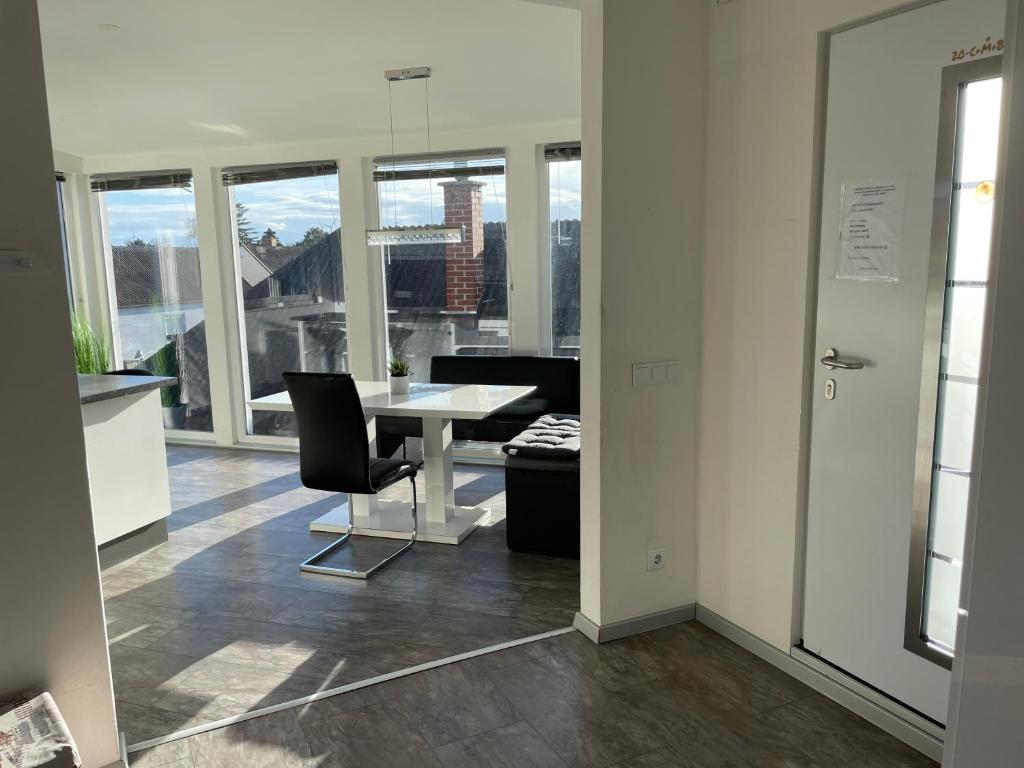 Posezení v ubytování Cozy Apartment next Outlet Center & Airport with Pool & Garden