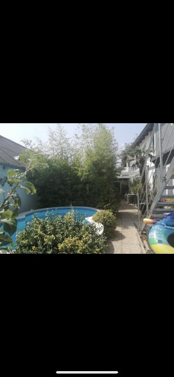 Bazén v ubytování Cozy Apartment next Outlet Center & Airport with Pool & Garden nebo v jeho okolí