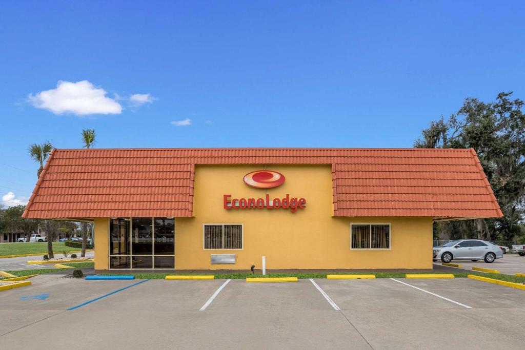 a fast food restaurant with a red roof at Econo Lodge in Live Oak