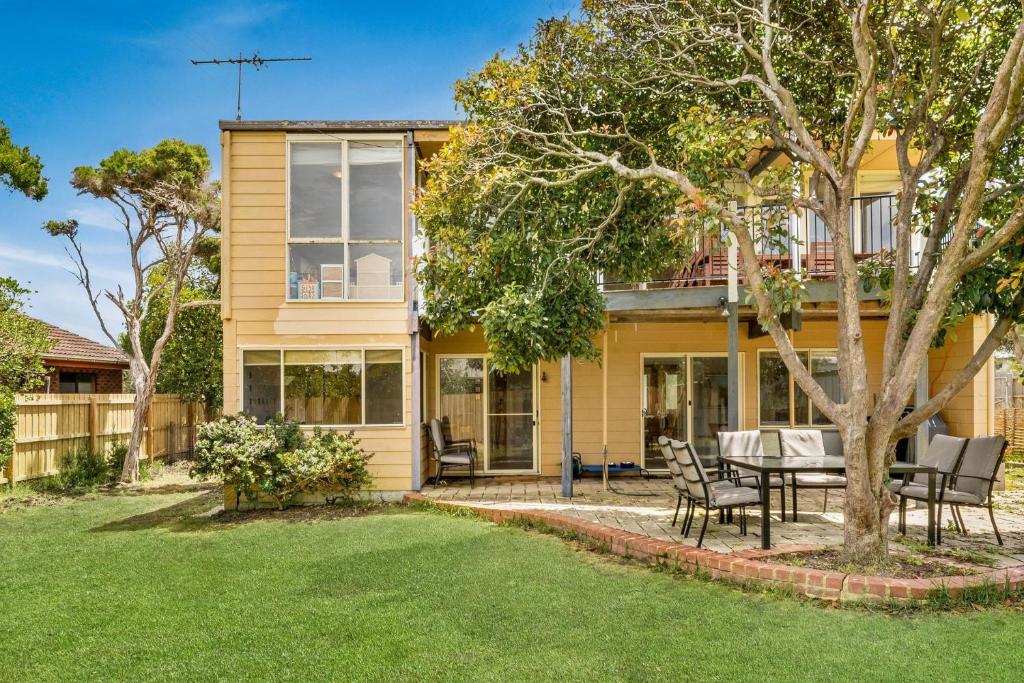 una casa con mesa y sillas en un patio en Woolamai Sands, en Cape Woolamai