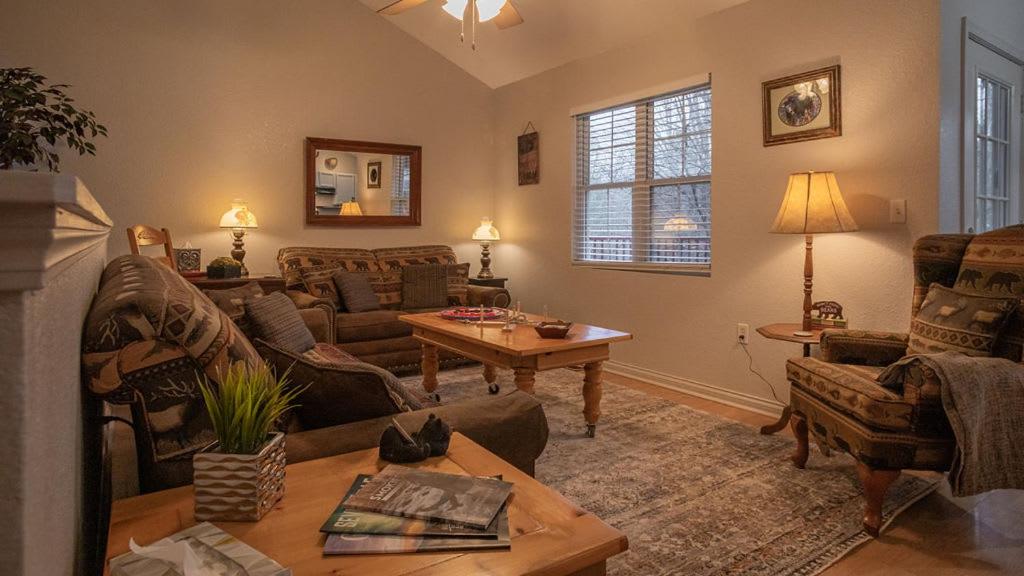 sala de estar con sofás y mesa en Sasquatch Lodge A sleeps 12 en Gatlinburg
