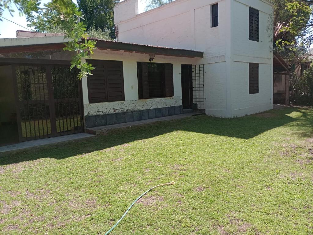 un patio con una manguera delante de una casa en Cordón del Plata Chacras De Coria Lujan en Luján de Cuyo