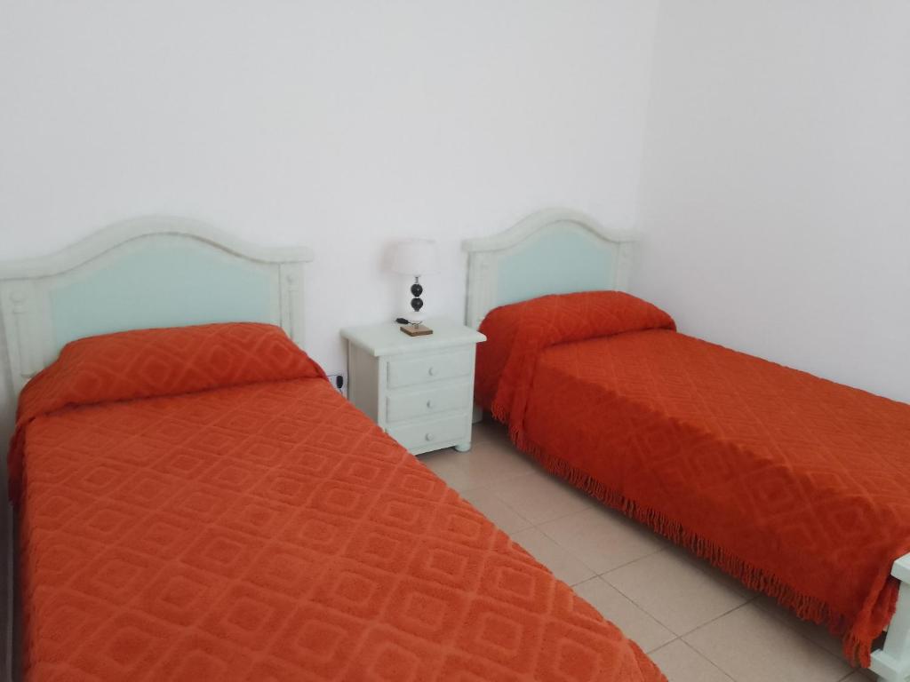 Dos camas una al lado de la otra en un dormitorio. en Descanso, en San Rafael