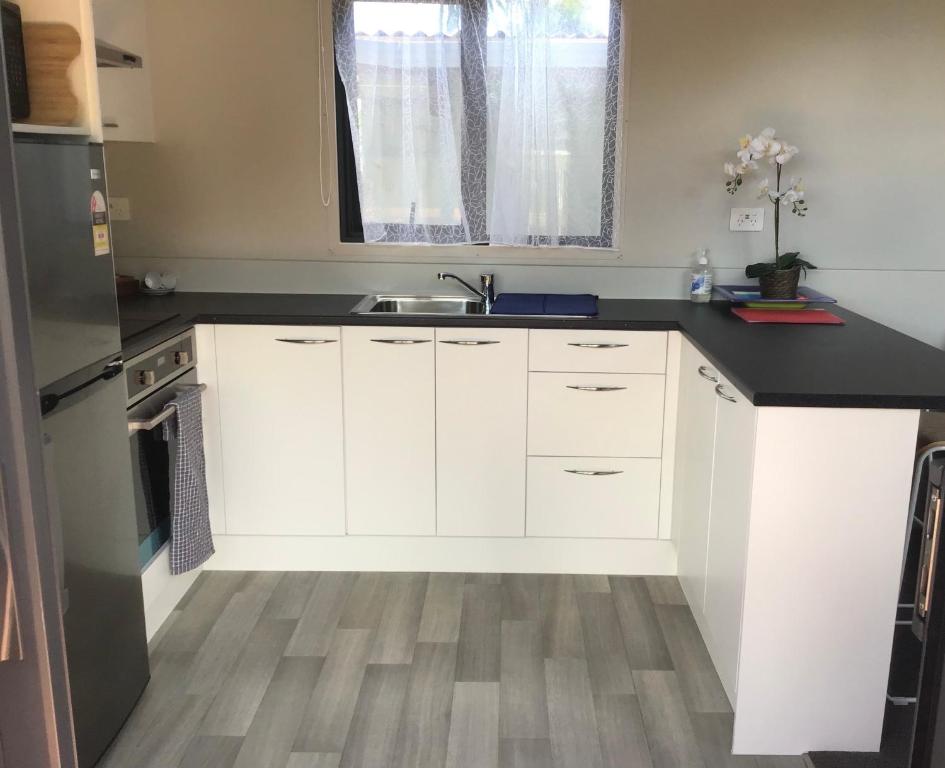 Adorable 1-bedroom guesthouse with a deck - Resim 4