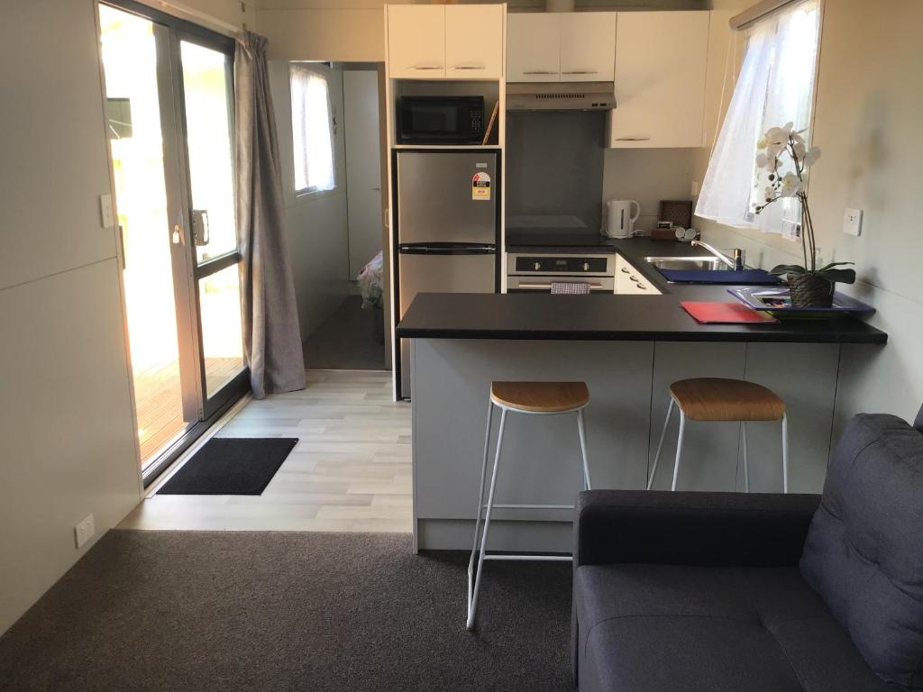 Una cocina o zona de cocina en Adorable 1-bedroom guesthouse with a deck