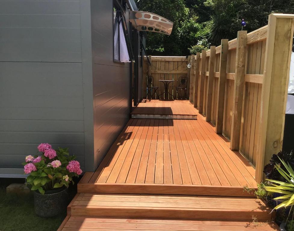 Adorable 1-bedroom guesthouse with a deck - Resim 6