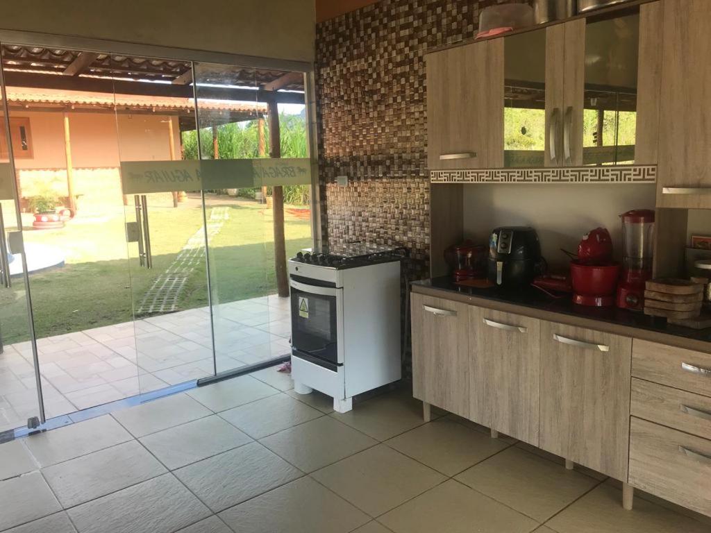 a kitchen with a stove and a counter top at Casa de Campo - Rancho Braga Aguiar in Ibicoara