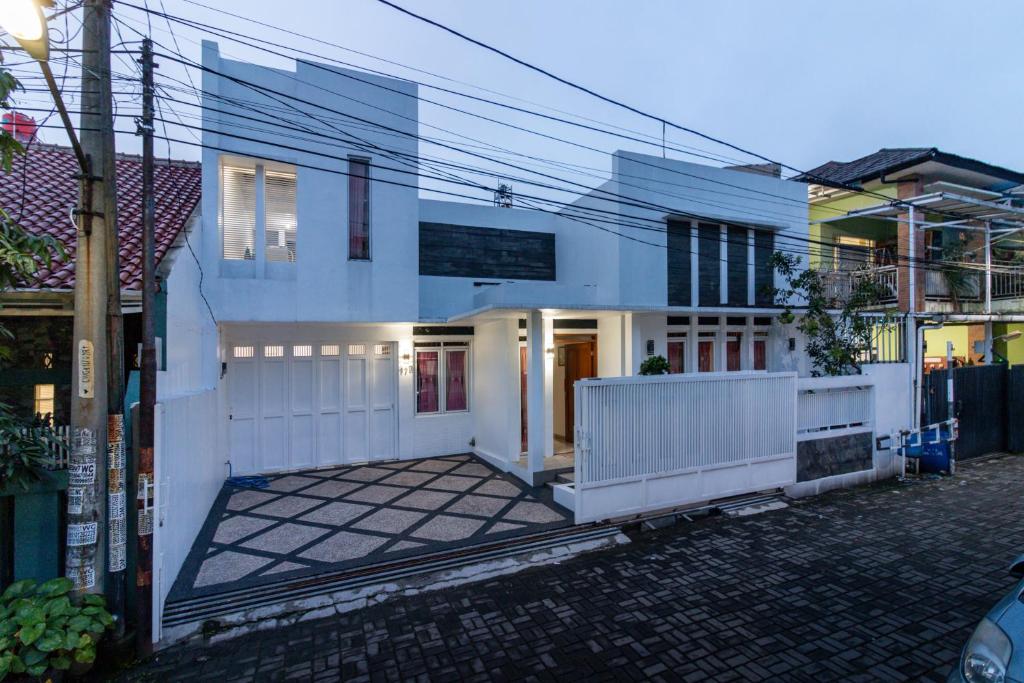 Spacious, White-villa Belgareti @Kiara Condong