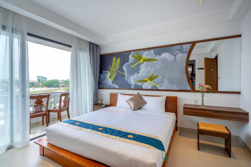 Postel nebo postele na pokoji v ubytování The Present River Villa Hoi An