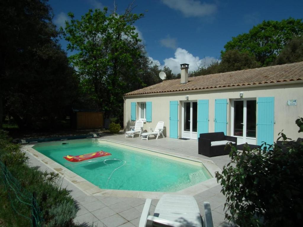 Bazén v ubytování Maison Saint-Pierre-d'Oléron, 4 pièces, 6 personnes - FR-1-246A-165 nebo v jeho okolí