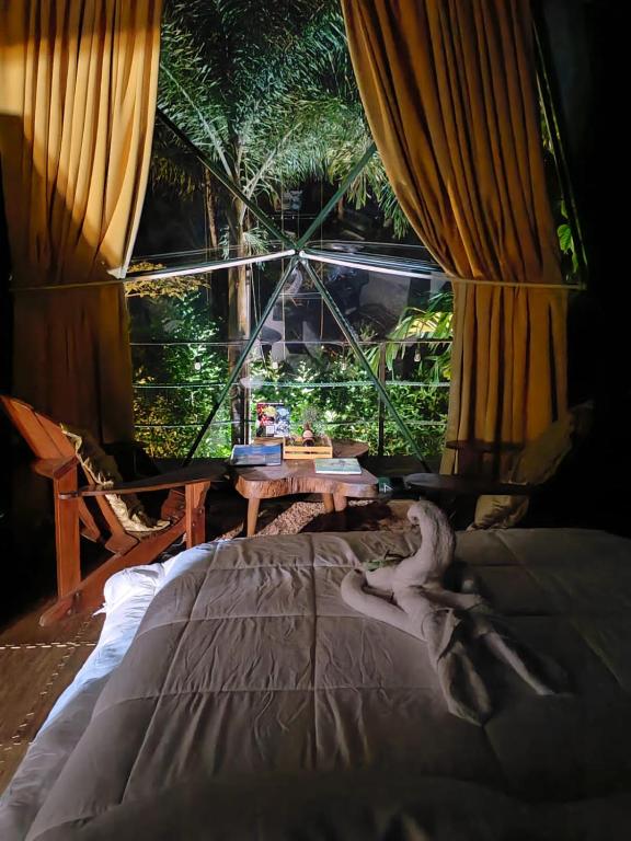 Postel nebo postele na pokoji v ubytování Momotus Glamping