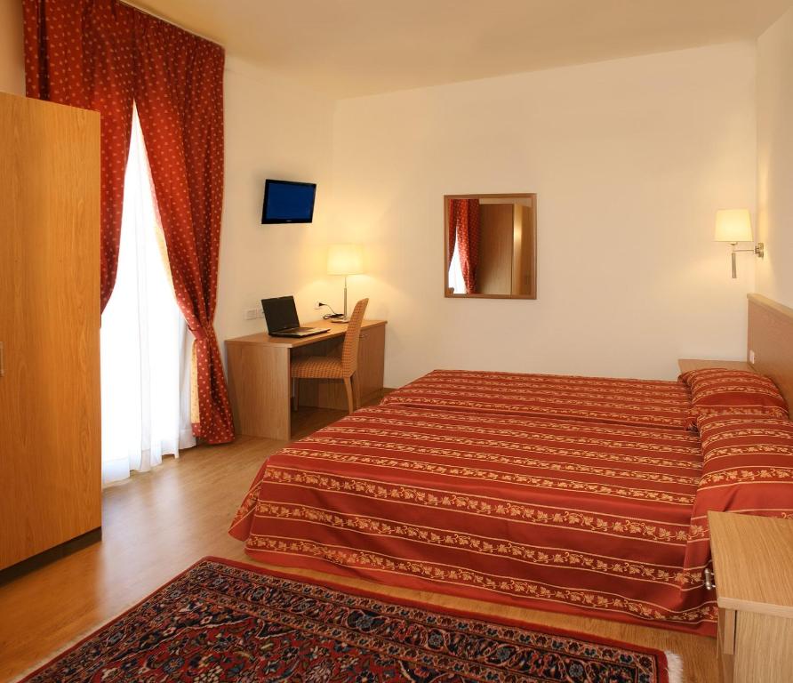 Postel nebo postele na pokoji v ubytování Hotel Marco Polo Airport hotel