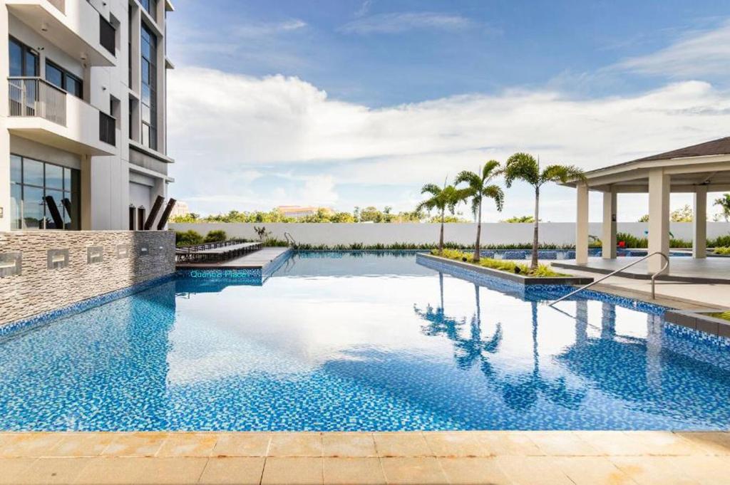Mactan Newtown - New Modern Condo with Ocean View 내부 또는 인근 수영장