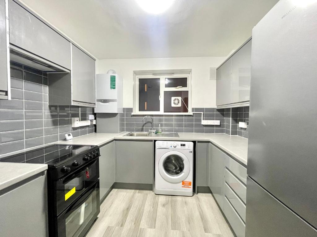 ロンドンにあるModern 3 bedroom flat Camden Townの小さなキッチン(洗濯機付)