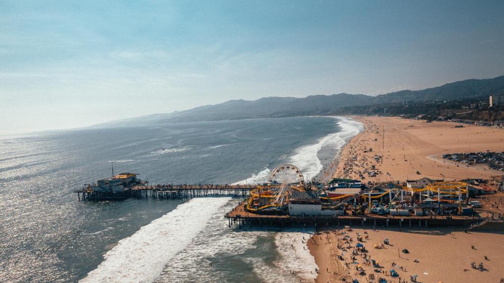 z powietrza widok na plażę z molo w obiekcie Ocean Lodge Santa Monica Beach Hotel w Los Angeles