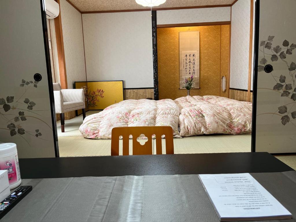 Postel nebo postele na pokoji v ubytování Kyoto Ryokan Gion Sano