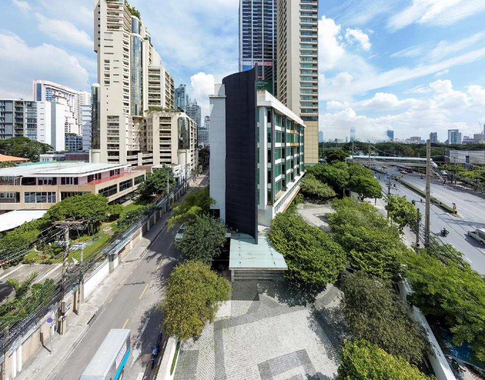 una vista aérea de una ciudad con edificios altos en Maduzi Hotel, Bangkok - Asoke, en Bangkok