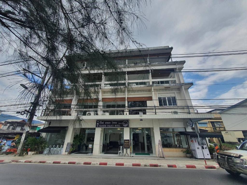 een gebouw op de hoek van een straat bij Seaside Palace Hotel in Koh Samui 