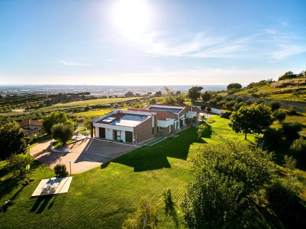 una vista aerea di una casa su un campo verde di Cape House ad Albano Laziale