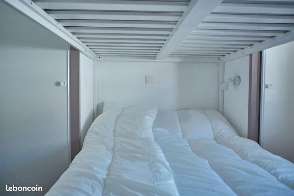 Posteľ alebo postele v izbe v ubytovaní Appartement Hauteurs Super Besse - 4 personnes -Piscine & Garage